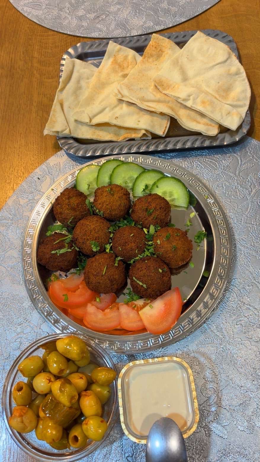 Assiette de falafels avec olives, pain et sauce