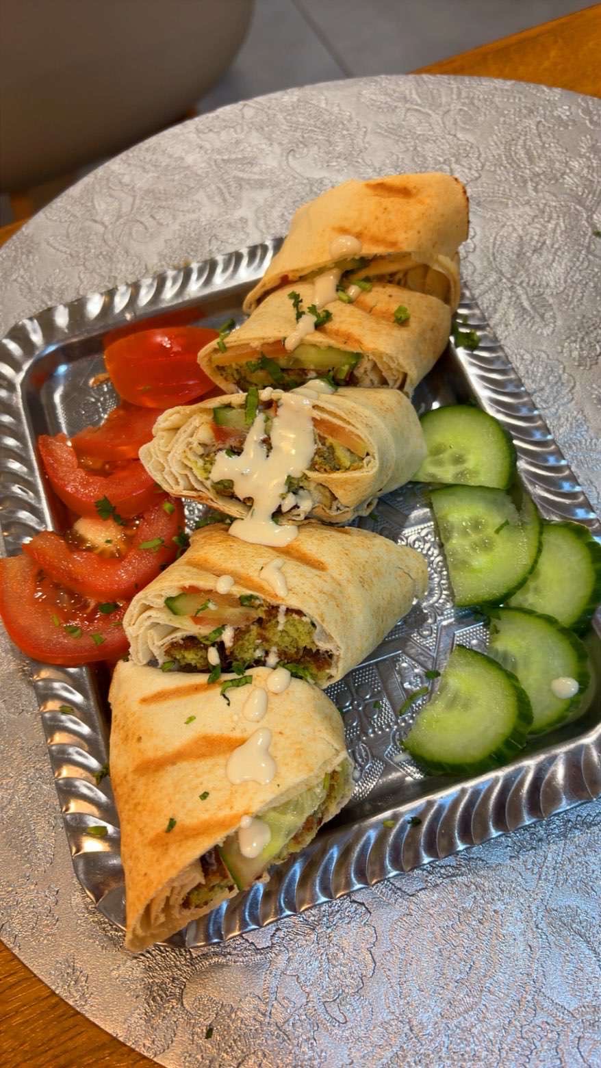 Wrap coupé avec crudités et sauce